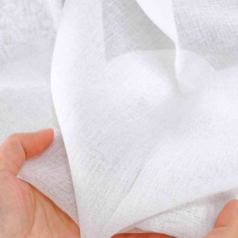 Voilage blanc à œillets