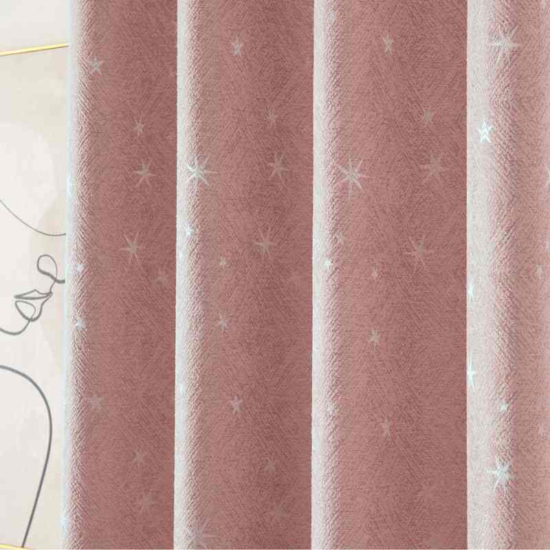 Double rideau en rose poudré.