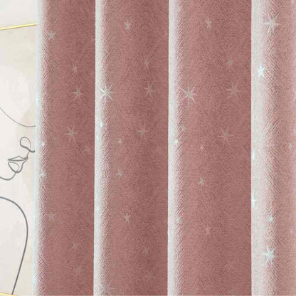 Double rideau en rose poudré.