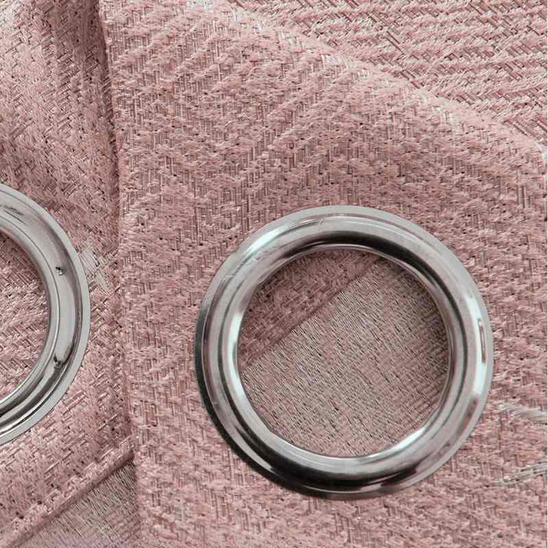 Double rideau en rose poudré.