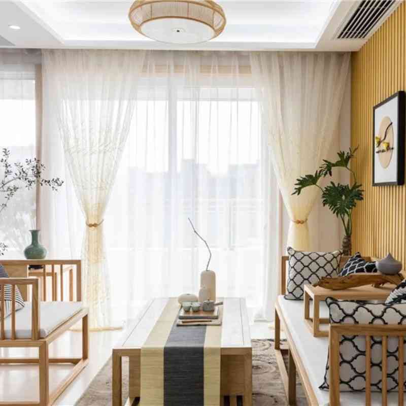 Voilage blanc avec motif pour fenêtres