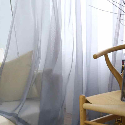 Voilage élégant gris et blanc.