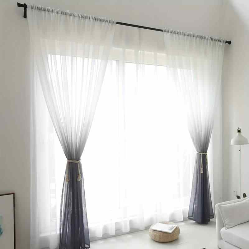 Voilage élégant gris et blanc.